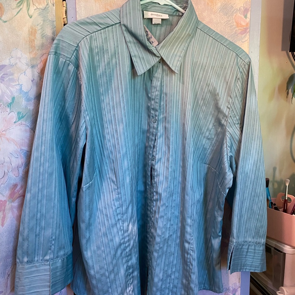 Beautiful green 3/4 sleeves.